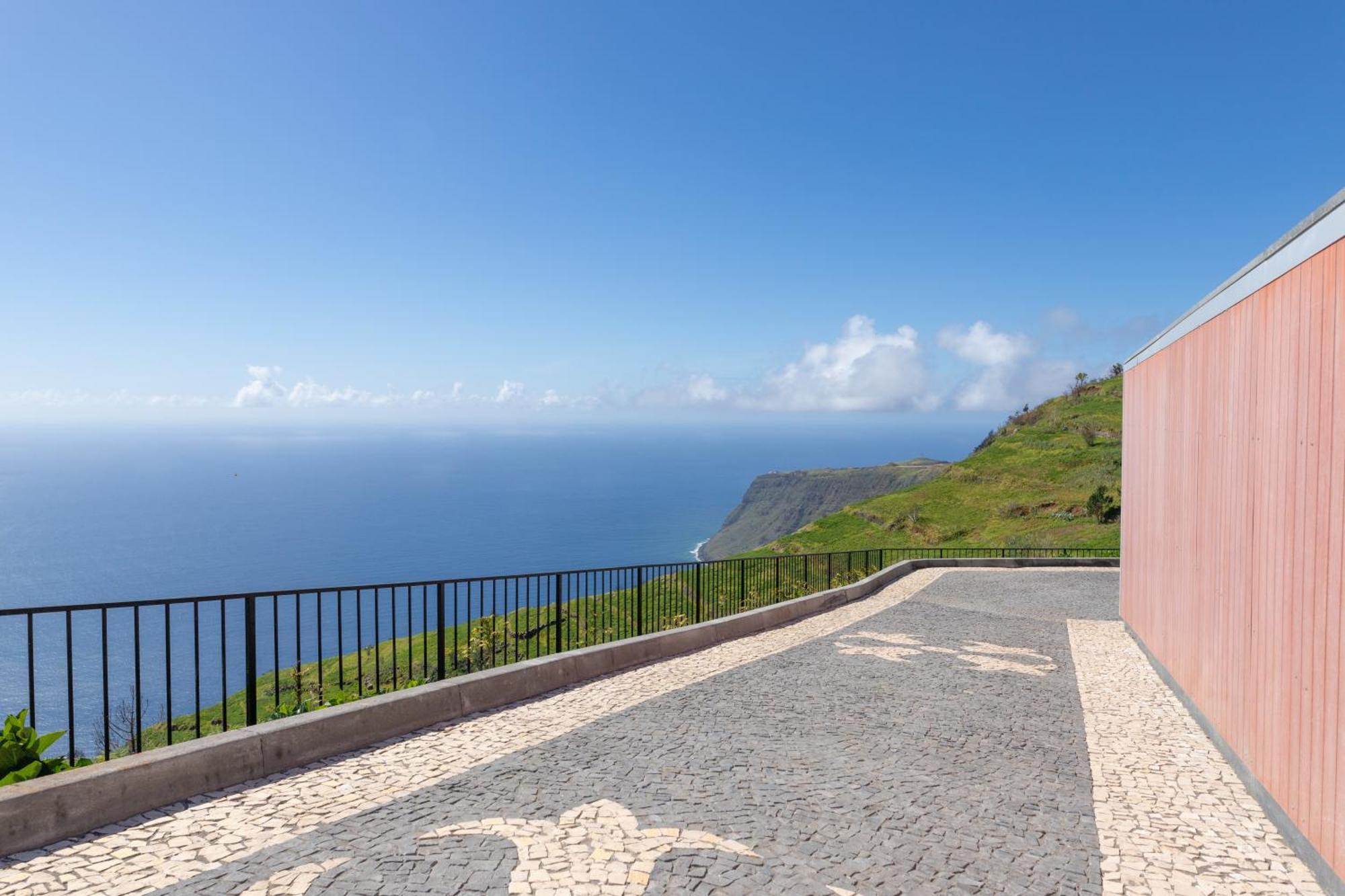 Villa Leonor Cliffside Retreat *